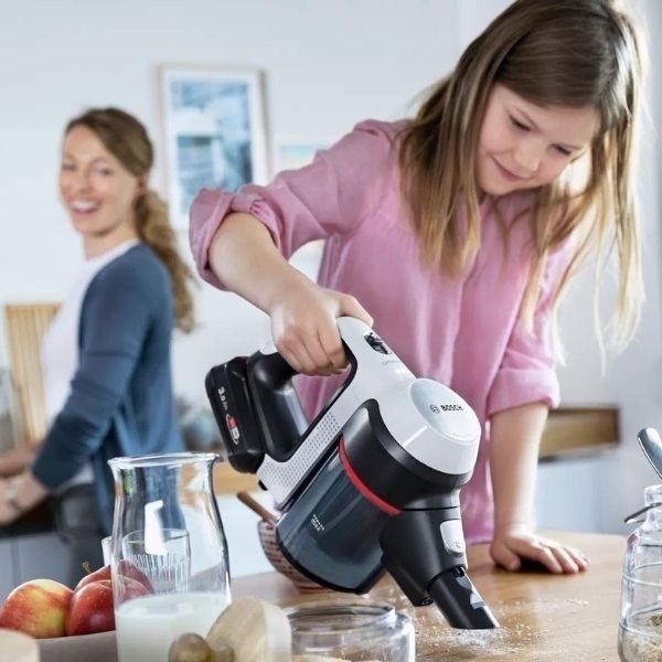 Bosch Katlanır Dik Şarjlı Süpürge Unlimited Beyaz BCS711XXL