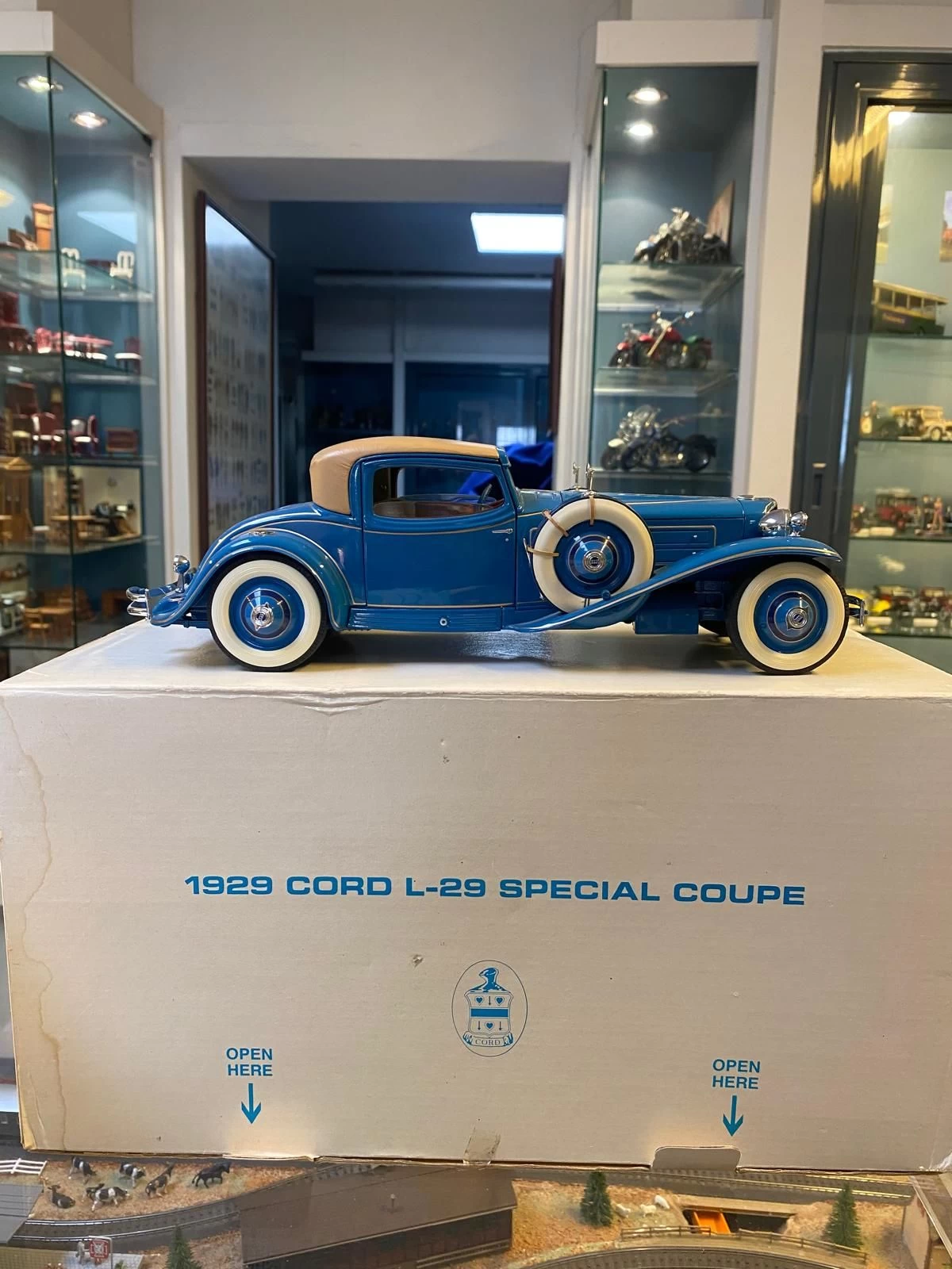 Danbury Mint 1929 Cord L-29 Special Coupe - 1:16